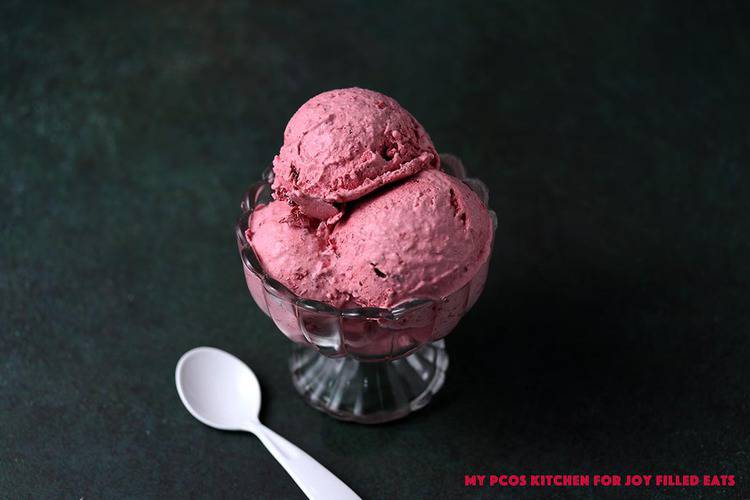 trois boules de glace keto dans un bol en verre à côté d'une cuillère