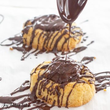 a spoon drizzling chocolate on top of the cookies