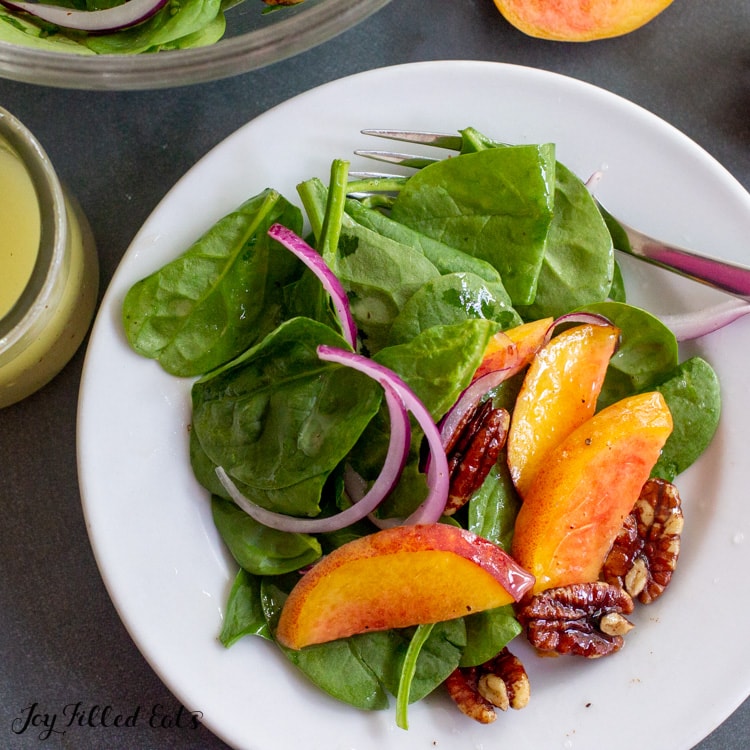 spinach salad with onions peaches and pecans