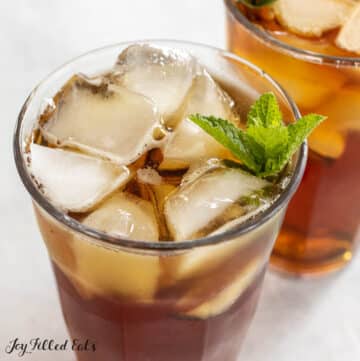 diet sweet tea recipe in two glasses garnished with fresh mint from close up