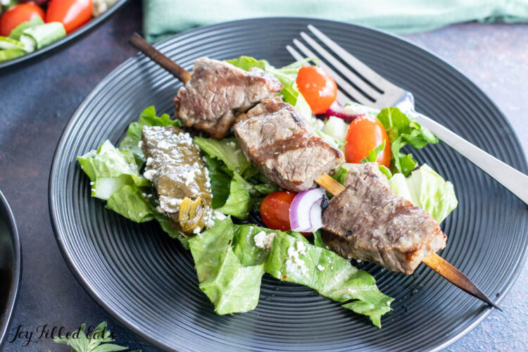 steak kebab salad served on small plate